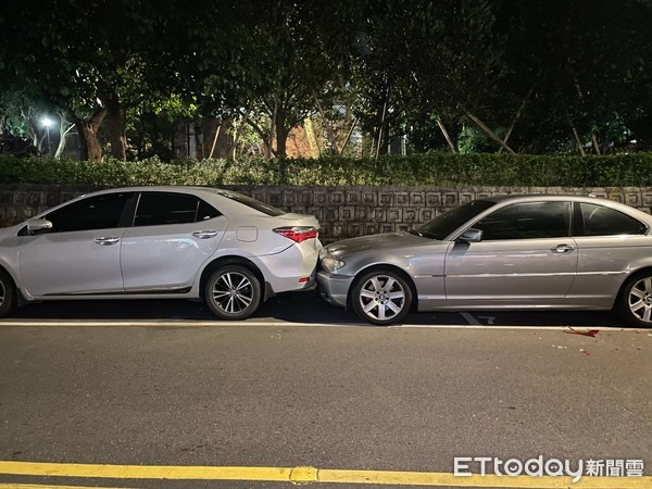 ▲南港區29日晚間發生一起民眾酒駕衝撞路邊5汽機車的交通事故。（圖／記者張君豪翻攝）