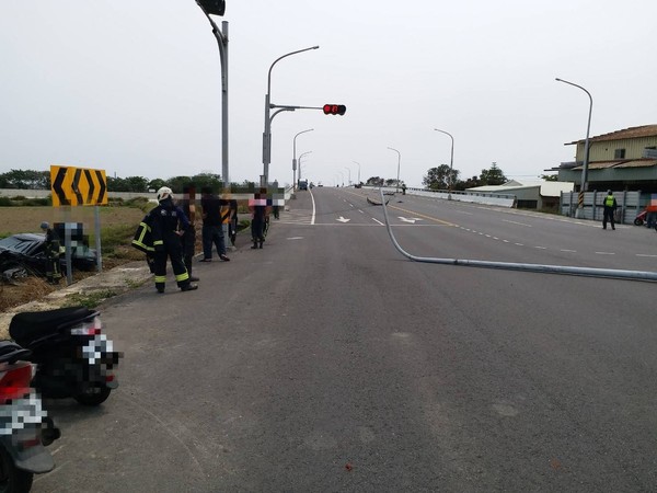 ▲六腳鄉自小客車衝入田中。（圖／記者翁伊森翻攝）