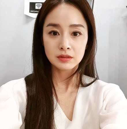 ▲金泰希自拍技術生疏，卻檔不住高顏值。（圖／翻攝／kimtaehee99）