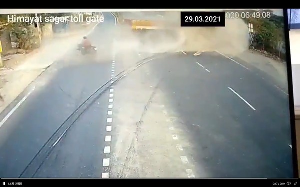 印度三寶騎士6秒轉圈，毀滅兩輛大車。（圖／翻攝自推特／CYBERABAD TRAFFIC POLICE）