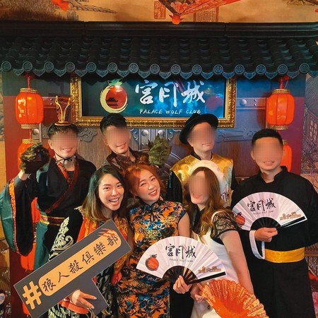 黃霈麒（前排左）在桌遊店開幕時，受邀穿旗袍裝和ㄚ頭（前排中）一起慶祝。（翻攝自宮月城IG）