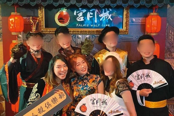 黃霈麒（前排左）在桌遊店開幕時，受邀穿旗袍裝和ㄚ頭（前排中）一起慶祝。（翻攝自宮月城IG）