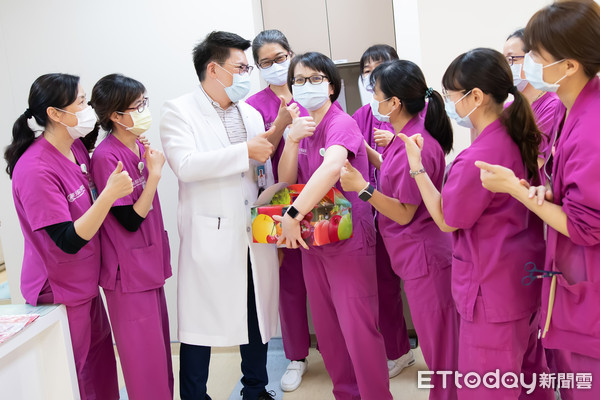 ▲護理師捐65%肝救母！　驕傲肚上2條疤：1條當媽媽1條救媽媽。（圖／東元醫院提供）