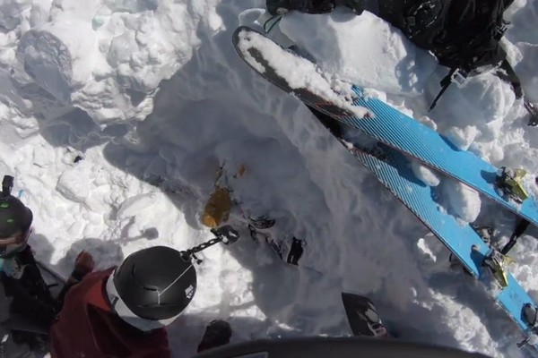 ▲▼一對兄弟在滑雪時竟遇上雪崩，弟弟還慘遭活埋。（圖／翻自france3-regions.francetvinfo.fr）