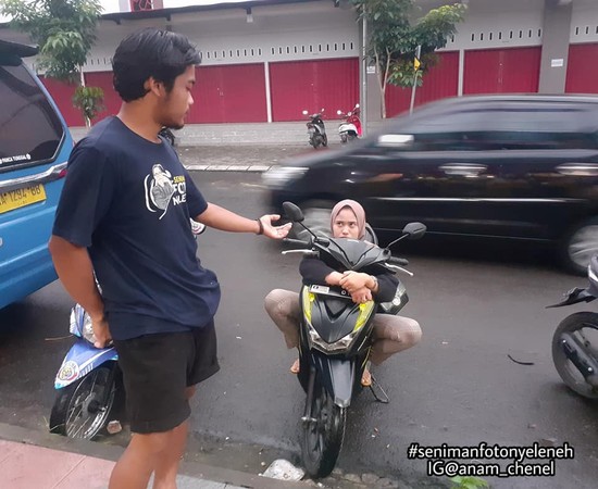 ▲▼印尼男子阿南為了表明自己對女友的忠誠，將機車椅墊釘滿釘子。（圖／翻攝自Facebook／Khoirul Anam）