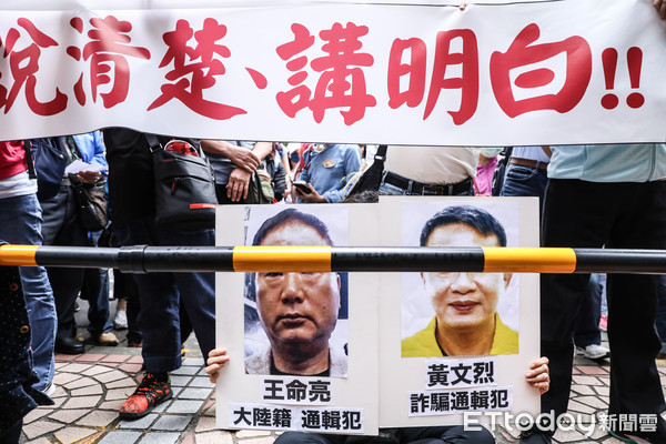 ▲康友自救會前往安泰銀行抗議。（圖／記者林敬旻攝）