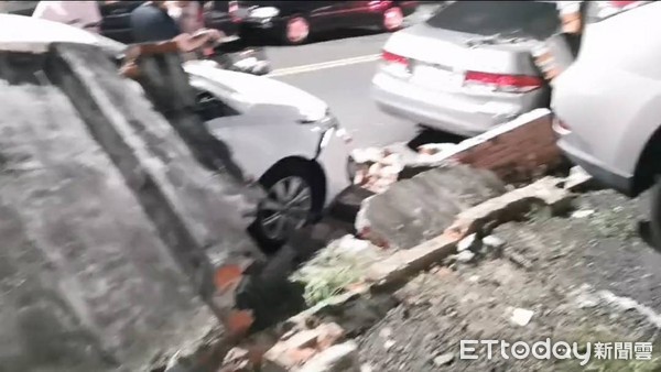 ▲嘉義某處圍牆被撞倒壓壞周邊車輛 。（圖／讀者提供）