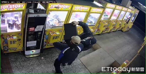 ▲台南市警方緝獲陳、許娃娃機店竊盜2人組，依法送辦經檢察官聲押，台南地院裁定羈押。（圖／記者林悅翻攝，下同）