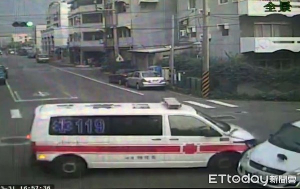 ▲救護車擦撞自小客車。（圖／記者黃孟珍翻攝）