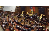 不滿服貿審查的抗議人士與學生衝入立院議場占據主席台。（圖／導演柯一正提供）