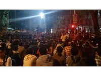 反服貿民眾19日清晨3點仍坐在立法院大門口，人數超過千人。(圖／東森新聞雲記者拍攝)