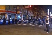 警察約在19日0時30分，在青島東路和鎮江街戒備。(圖／東森新聞雲記者拍攝)