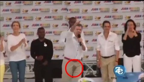 讲到激动处…哥伦比亚总统尿失禁 卡其色裤裆湿一片