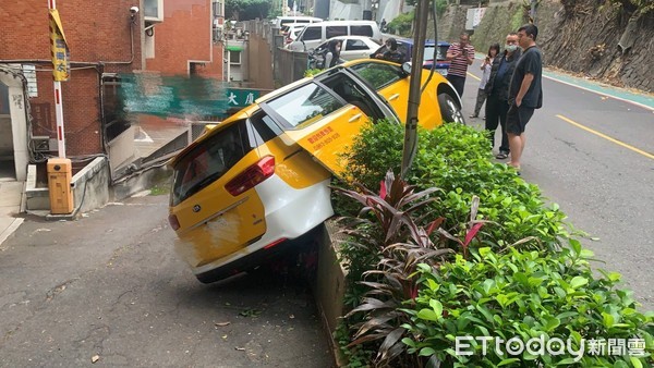 ▲▼計程車停斜坡放客人，拉手煞車還是「倒退嚕」。（圖／記者邱中岳翻攝）