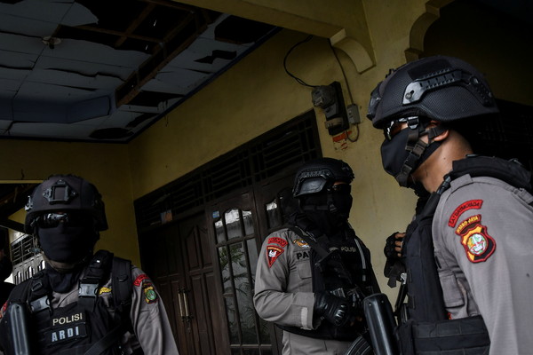▲▼印尼警察在雅加達突襲一處可疑民宅。（圖／路透）