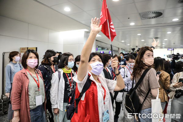 ▲帛琉首發泡泡團，旅客集合前往採檢。（圖／記者林敬旻攝）