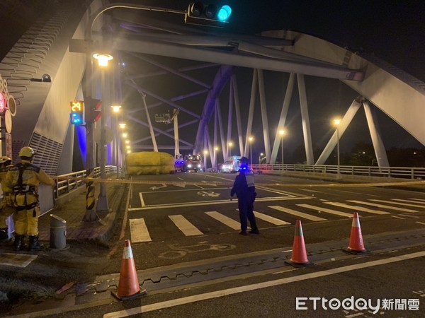 ▲▼男子爬上太平金母橋，消防隊架氣墊並用雲梯車上去溝通。（圖／民眾提供）