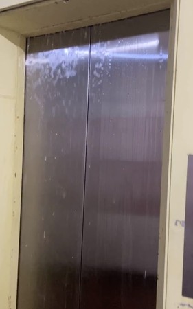 ▲▼6樓某住戶水管爆掉，電梯下瀑布雨（圖／翻攝爆廢1公社）