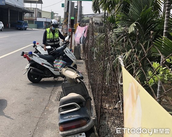 ▲內埔警分局龍泉派出所執行「清道專案」，強力排除佔用道路多年汽機車           。（圖／記者陳崑福翻攝，以下同）