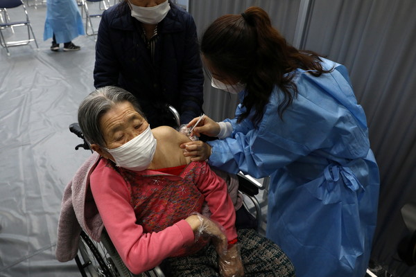 ▲▼南韓1日起開放年滿75歲以上高齡者接種新冠疫苗。（圖／路透社）