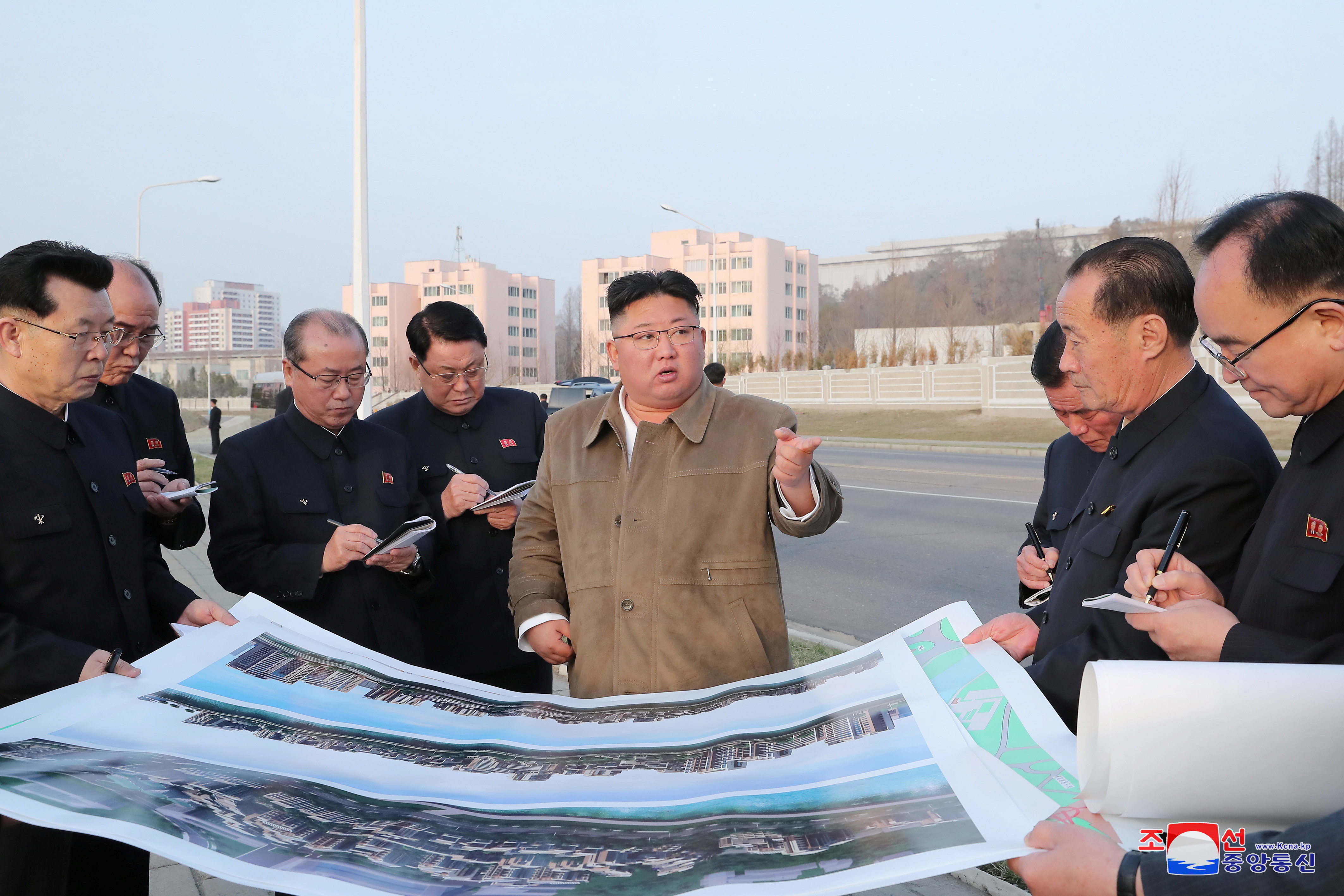 ▲▼金正恩視察平壤普通門新式住宅園區興建現場。（圖／路透社）