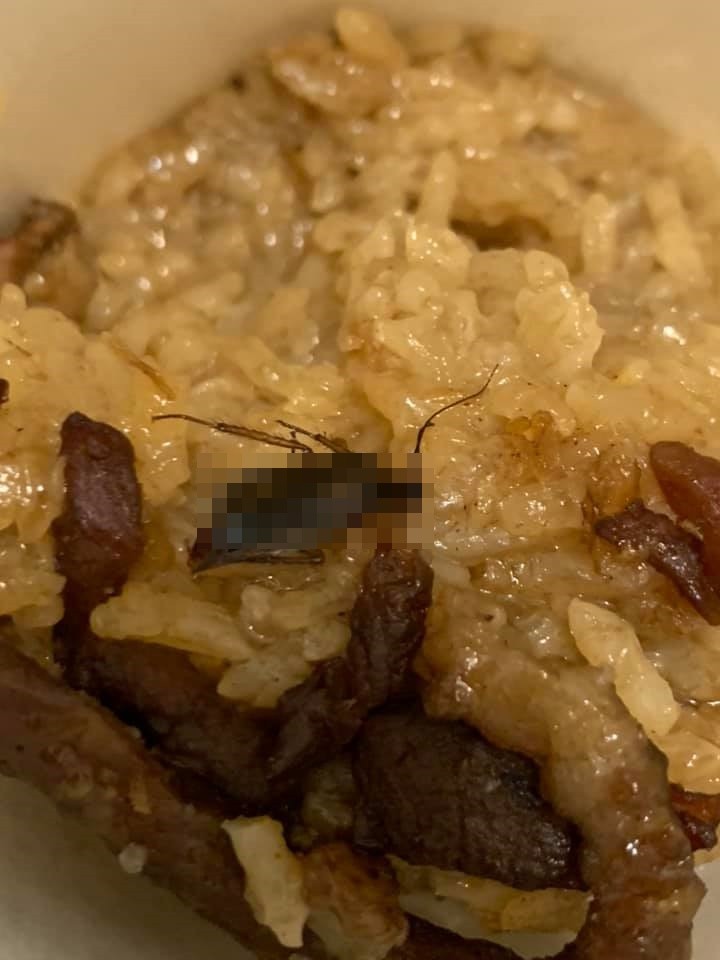 ▲點外送米糕「吃到蟑螂」私訊提醒　店家辣嗆：下次別買就好了。（圖／翻攝自爆料公社）