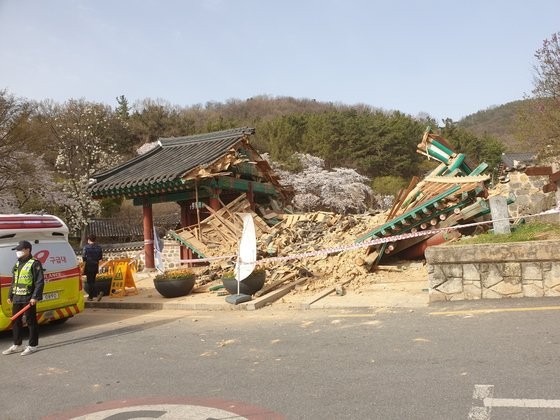 ▲▼南韓大田一處史蹟公園遭高齡駕駛撞擊，正門崩塌。（圖／大田警察廳）