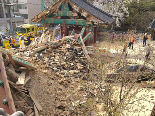 ▲▼南韓大田一處史蹟公園遭高齡駕駛撞擊，正門崩塌。（圖／大田警察廳）