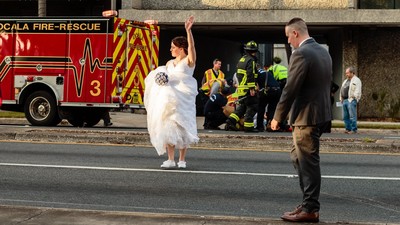 婚禮車隊撞見車禍！女警「拎婚紗捧花下車控場」：沒制服也要保護人民