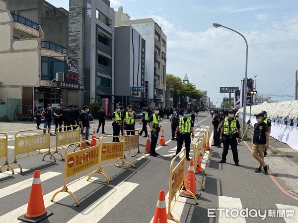 ▲台南安平角頭「建文」舉辦規範盛大的告別式，約有3000人參加，警方加強路檢盤查，嚴防黑幫滋事。（圖／記者林悅翻攝，下同）