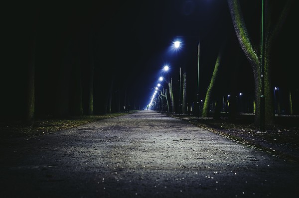 ▲▼夜路,晚上,天黑,公園,街道。（圖／取自免費圖庫Pixabay）