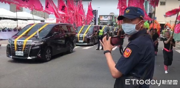 ▲台南市安平角頭「建文」舉行告別式，道上兄弟動員致祭人數約3300人，台南市警方共盤查遊覽車93輛，小客車309輛，盤查3300人次，逮捕6名通緝犯、帶回98名少年。（圖／記者林悅翻攝，下同）