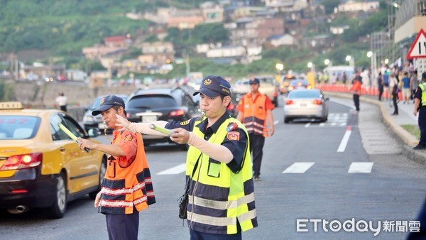 ▲清明連假東北角恐湧人車潮 瑞芳警加強交通分流三階段管制。（圖／記者郭世賢翻攝）