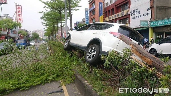 ▲▼桃園八德3車追撞車禍。（圖／記者沈繼昌翻攝）