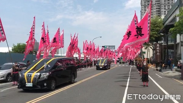 ▲台南市安平角頭「建文」舉行告別式，道上兄弟動員致祭人數約3300人，台南市警方共盤查遊覽車93輛，小客車309輛，盤查3300人次，逮捕6名通緝犯、帶回98名少年。（圖／記者林悅翻攝，下同）