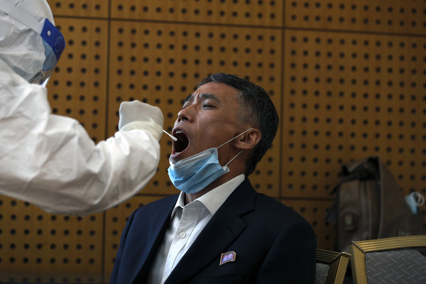 ▲▼北韓一名官員在北京某飯店接受新冠篩檢。（圖／達志影像）