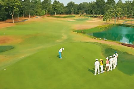 台紙在越南胡志明市投資當地首座36洞的高爾夫球場，占地300公頃，綠意盎然，成為運動休閒最佳去處。（翻攝台紙官網）