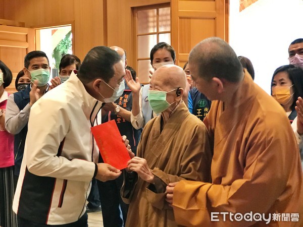 ▲樹林海明寺長年嘉惠地方 侯友宜贈匾「常行六度」。（圖／新北市民政局提供）