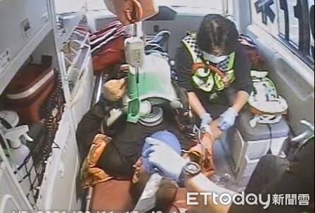 ▲救護人員緊急施予CPR並使用AED持續急救，男子被送上救護車終於恢復呼吸心跳。（圖／花蓮消防局提供，下同）
