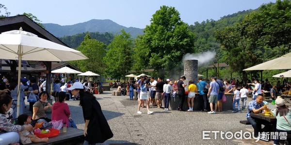 ▲▼清明連假，人氣景點的清水地熱人氣炸鍋！2日10:17交通管制「一出一進」。（圖／記者游芳男翻攝，下同）