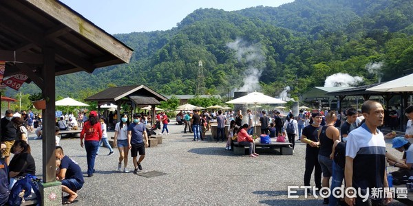 ▲▼清明連假，人氣景點的清水地熱人氣炸鍋！2日10:17交通管制「一出一進」。（圖／記者游芳男翻攝，下同）