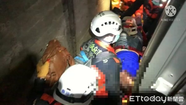 ▲▼宜蘭救難人員救出重傷1女乘客（上圖）及11名OHCA。（圖／記者游芳男翻攝，下同）