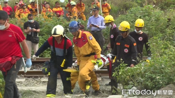 ▲▼408次太魯閣號出軌事故現場，遺體運出。（圖／記者宋良義攝）