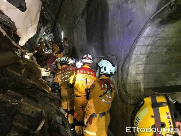 ▲太魯閣出軌重傷集中7、8節車廂 基隆搜救隊：車體嚴重扭曲變形。（圖／記者郭世賢翻攝）