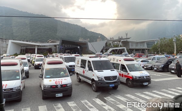 ▲▼ 新城車站遺體準備移出。（圖／記者郭世賢翻攝）