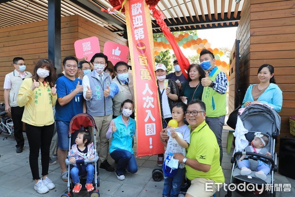 ▲台南市長黃偉哲等人送禮給台南山上花園水道博物館第100萬人次幸運兒，高雄的李小姐，獲得文化局提供的「1年無限入園門票」以及特別的台南文創紀念品。（圖／記者林悅翻攝，下同）