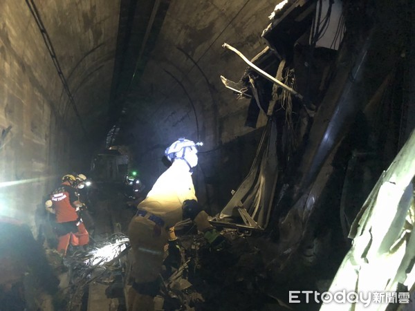 ▲太魯閣號出軌車體嚴重變形 基隆搜救隊：車廂內外找遺體殘肢。（圖／記者郭世賢翻攝）