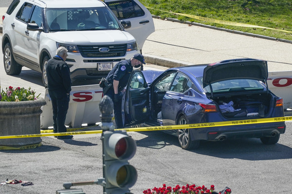 ▲美國會山莊外汽車衝撞攻擊，嫌犯送醫後死亡。（圖／翻攝美聯社）