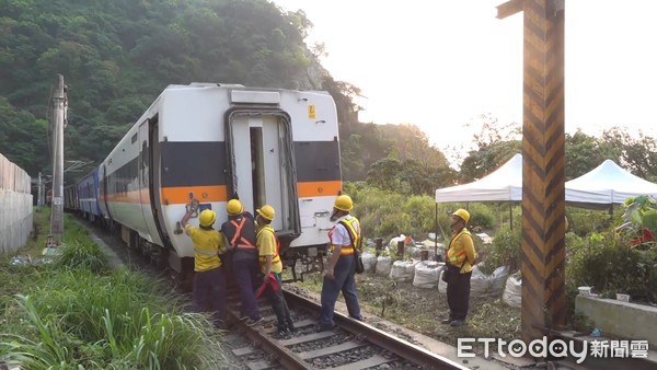 ▲▼408次太魯閣號出軌事故現場DAY2，事故列車移除作業作業。（圖／記者陳煥丞攝）