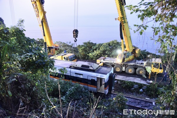 ▲▼408次太魯閣號出軌事故現場DAY2，事故列車移除作業作業。（圖／記者陳煥丞攝）